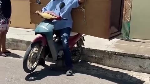 Impossible? Man moves large furniture with motorcycle