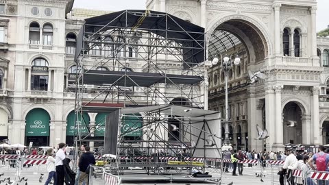 Milano, preparazione del palco per Radio Italia Live in piazza Duomo