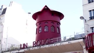 Windmill sails fall from Paris' Moulin Rouge