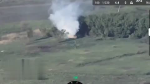 BMP “Bradley” tries to reach the immobilized “Abrams” on the Avdiivka direction.