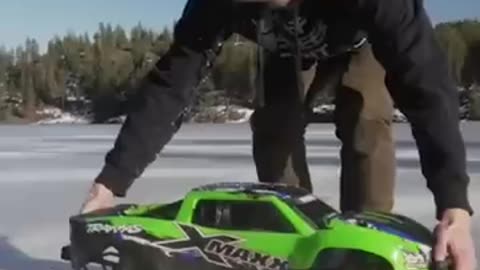 This RC car with razor blade wheels can cut through ice 😳