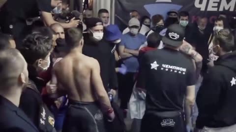 A bloody street boxing match, with heavy punches, directly defeating the opponent!