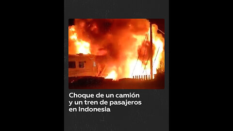 Un camión estalla en llamas tras ser embestido por un tren en Indonesia