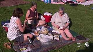 Shakespeare fans brave high temperatures on opening night of 'Romeo and Juliet'