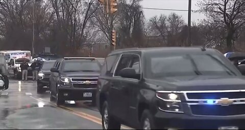 TRUMP❤️🇺🇸🥇MOTORCADE ARRIVES🏠🚙🛻🚓🤍🇺🇸🎖️🥀AT SLAIN NYPD OFFICER WAKE💙🇺🇸🛻🚗🚔🚑🏅🚨⭐️