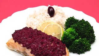 How to make baked salmon with olive tapenade in one minute