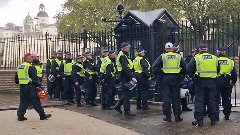 Riot police enter the back of Downing Street #horseguardsparade
