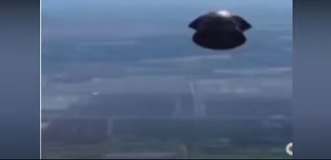 Video - Hang Glider nearly Hit by UFO