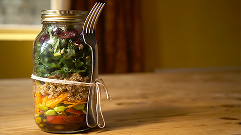 Quinoa, kale and red pepper jar salad