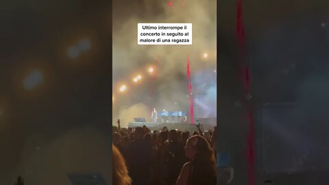 Ultimo ferma il concerto in seguito al malore di una fan