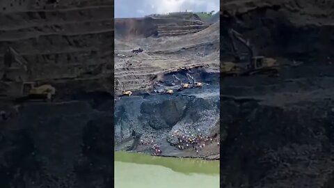 Locals in papa new guinea storming a mine site to forcefully grab whatever diamonds they can.