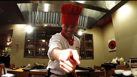 Amazing spatula performance by teppanyaki master