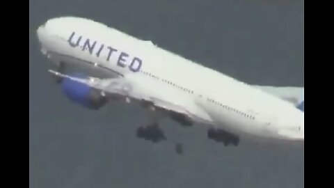 TIRE FALLS OFF UNITED AIRLINES🛞✈️🛣️ BOEING 777 DURING TAKEOFF✈️💫
