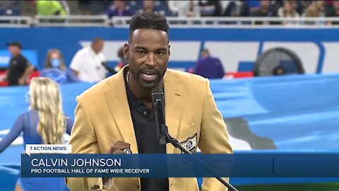 Calvin Johnson receives Hall of Fame ring during Lions halftime ceremony at Ford Field