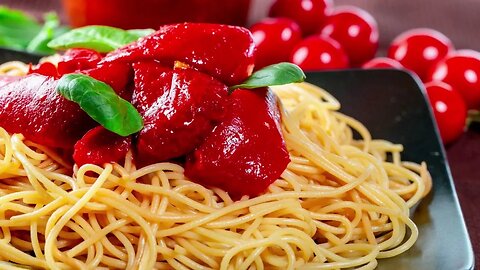 Italian Comfort Food: Classic Spaghetti with Homemade Tomato Sauce
