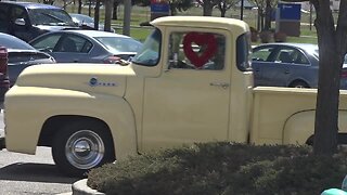 Classic car club pays tribute to hospital workers at St. Luke's with a hot rod parade