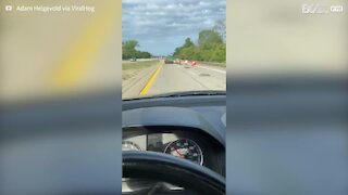 Un camion en surcharge fait voler les plots en plastique sur l'autoroute