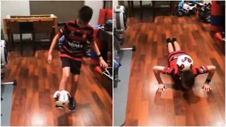 Menino faz impressionantes "push-ups" com bola de futebol