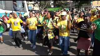 SOUTH AFRICA - KwaZulu-Natal - Day 4 - Zuma supporters arrive at court (Video) (EDA)