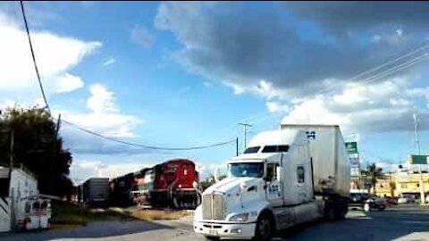 Camion attraversa i binari del treno nel momento peggiore