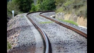 Trem passa por cima de homem na Índia