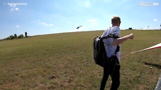 Aventureiros fazem skydive em helicóptero