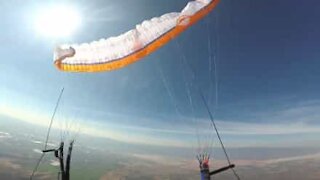 Paraglider mister kontrol i luften