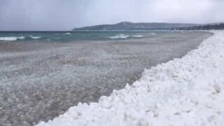 Misteriosas bolas de gelo dão à costa no lago Michigan
