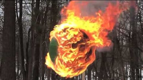 뜨겁게 불타오른 42,000개의 성냥으로 만든 공