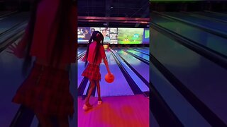 EUGENIA COONEY TRYING BOWLING #eugeniacooney #bowling #sports