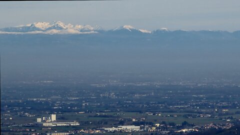 LE ALPI OSSERVATE DALLE COLLINE EMILIANE CONFERMANO CHE VIVIAMO SU UNA TERRA PIATTA