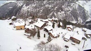 눈 덮인 스위스 산에서 패러글라이딩