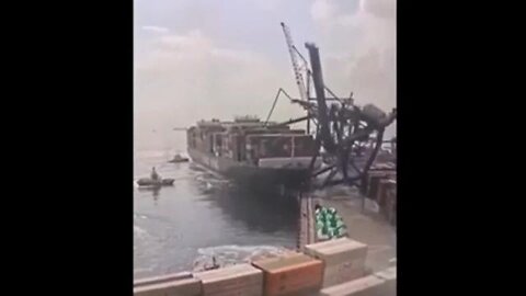TURKEY: ANOTHER SHIP LOSES CONTROL AND TAKES OUT A ROW OF GIANT CRANES!
