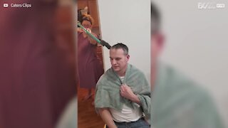 Senhor corta o cabelo respeitando o distanciamento social