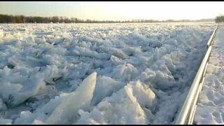 얼음꽃으로 뒤덮힌 강