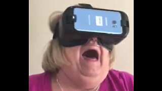 Avó entra em pânico com óculos de realidade virtual