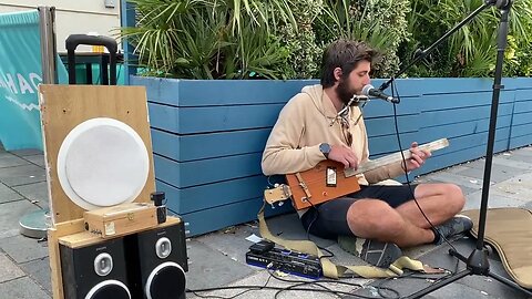 Homemade Guitar & Sound System! Electronic engineer... I mean; Musician Fergus Morris busking!