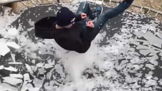 Garoto quebra gelo de cama-elástica em vídeo incrível