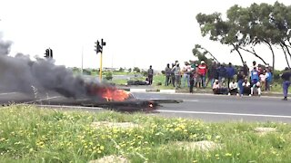 South Africa - Cape Town - Protests on M5 Vrygrond. (Video) (JQU)
