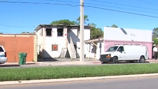 Crews respond to Riviera Beach apartment fire