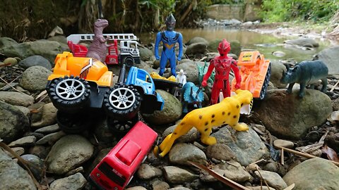 Mencari Harta Karun Mainan - Truk Climb Rescue, Truk Molen, Cheetah, Tamiya, Stegosaurus, Ultraman