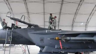 Sergente chiede la mano sulle ali di un jet