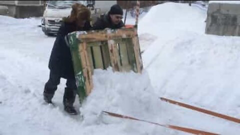 Russerne forvandler paller til sneplov