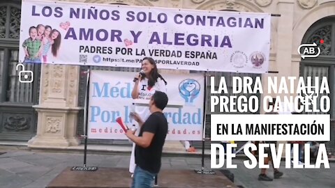 La Dra Natalia Prego en la Manifestació de Sevilla con Padres Por la Verdad y la Quinta Columna