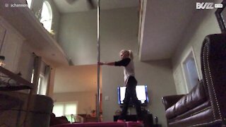 Elle s'entraîne au pole dance quand soudain...