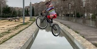 Ciclista profissional desafia gravidade com saltos sobre a água