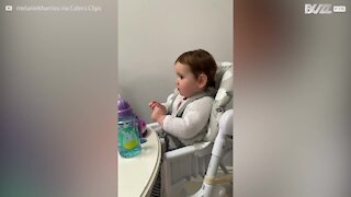 Un bébé critique sa grand-mère pour l’utilisation du téléphone