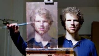 Kunstner skaper selvportrett ved å bruke speilteknikk