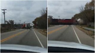 Incidente shock: treno distrugge camion sul passaggio a livello