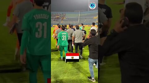لحظة إعتداء لاعب الأهلي حسين الشحات على اللاعب المغربي محمد الشيبي